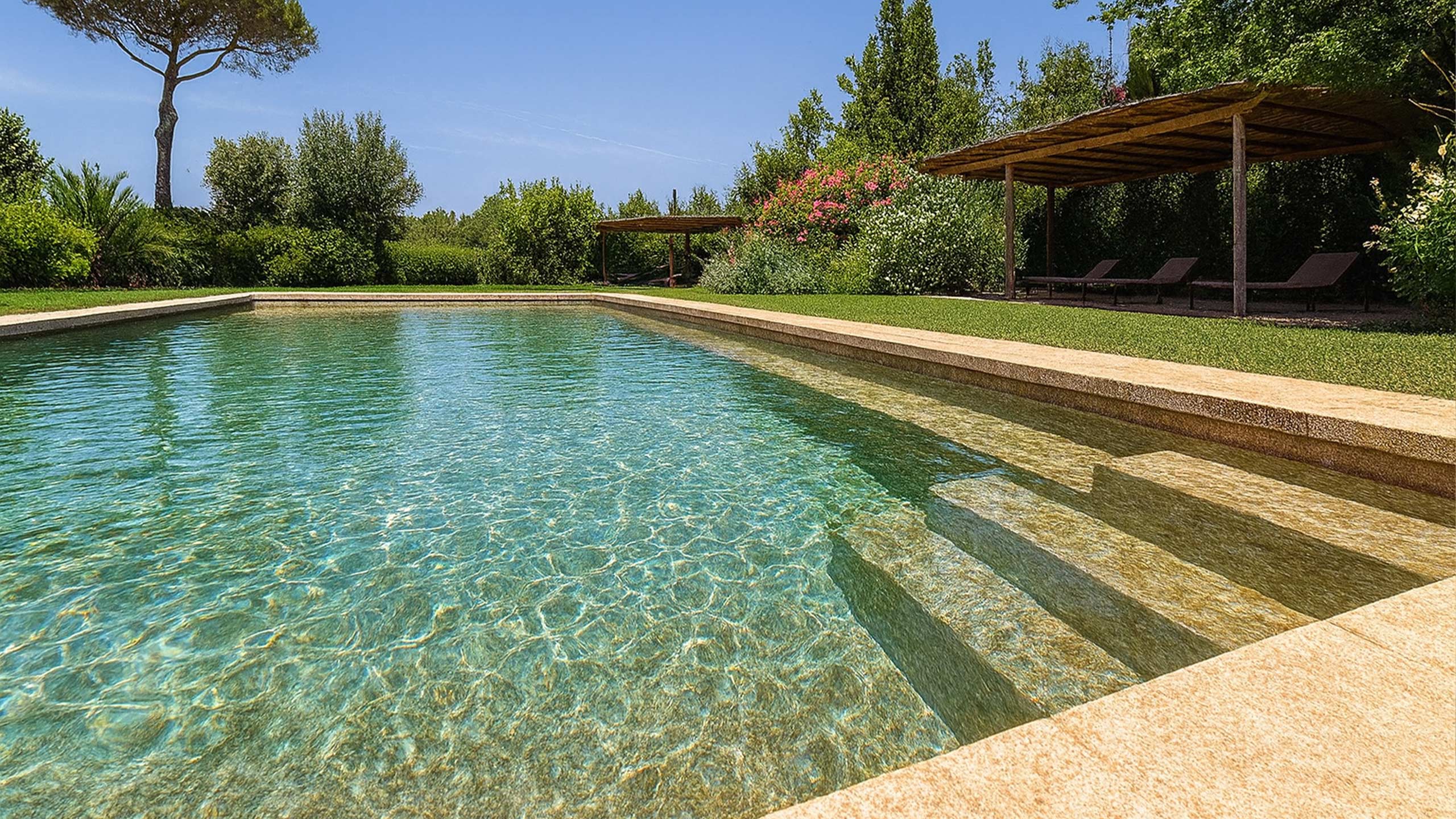 AQUAFOLIA Pool mit RENOLIT ALKORPLAN TOUCH Authentic Poolfolie – naturnahe Steinoptik mit ausgeprägter 3D-Struktur, warme Erd- und Sandtöne, lebendige Wasserreflexionen in grünen und goldenen Nuancen