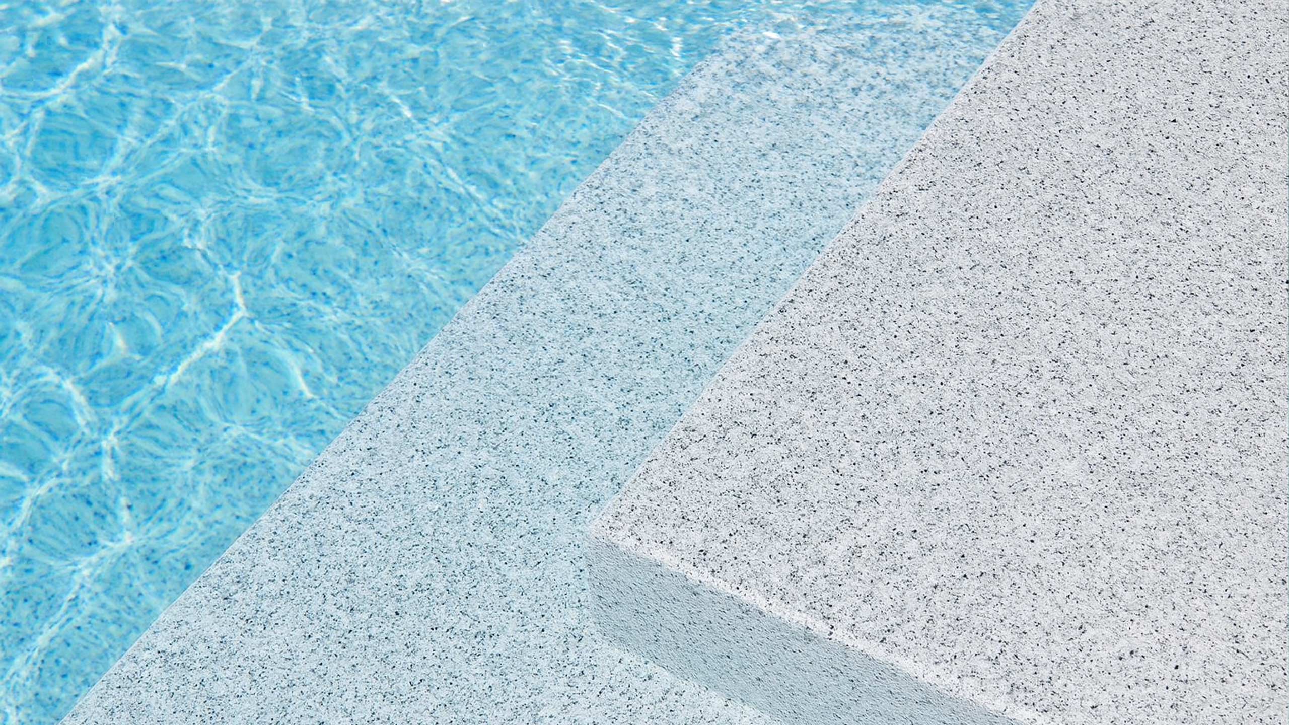 Detailaufnahme der Poolkante mit RENOLIT ALKORPLAN TOUCH Origin Poolfolie von AQUAFOLIA – rutschfeste 3D-Oberfläche in heller Granitoptik, 2 mm starke Premium-Poolfolie mit natürlicher Steinstruktur und klaren Wasserreflexionen