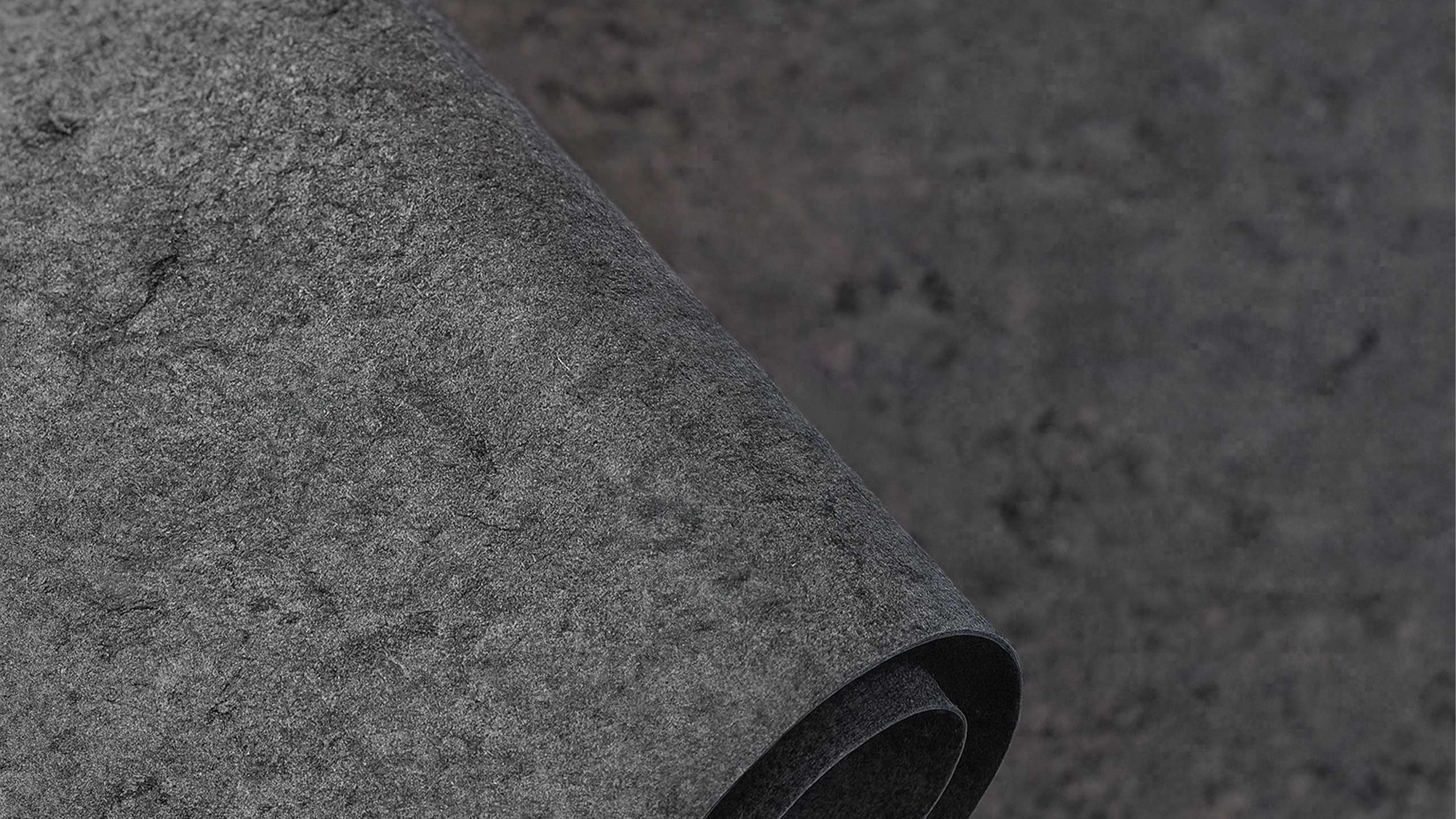 RENOLIT ALKORPLAN TOUCH Prestige Poolfolie von AQUAFOLIA – dunkelgraue, vulkangestein-inspirierte Premium-Poolfolie als gerolltes Material mit 2 mm Stärke, rutschfester Oberfläche und markanter 3D-Steinstruktur