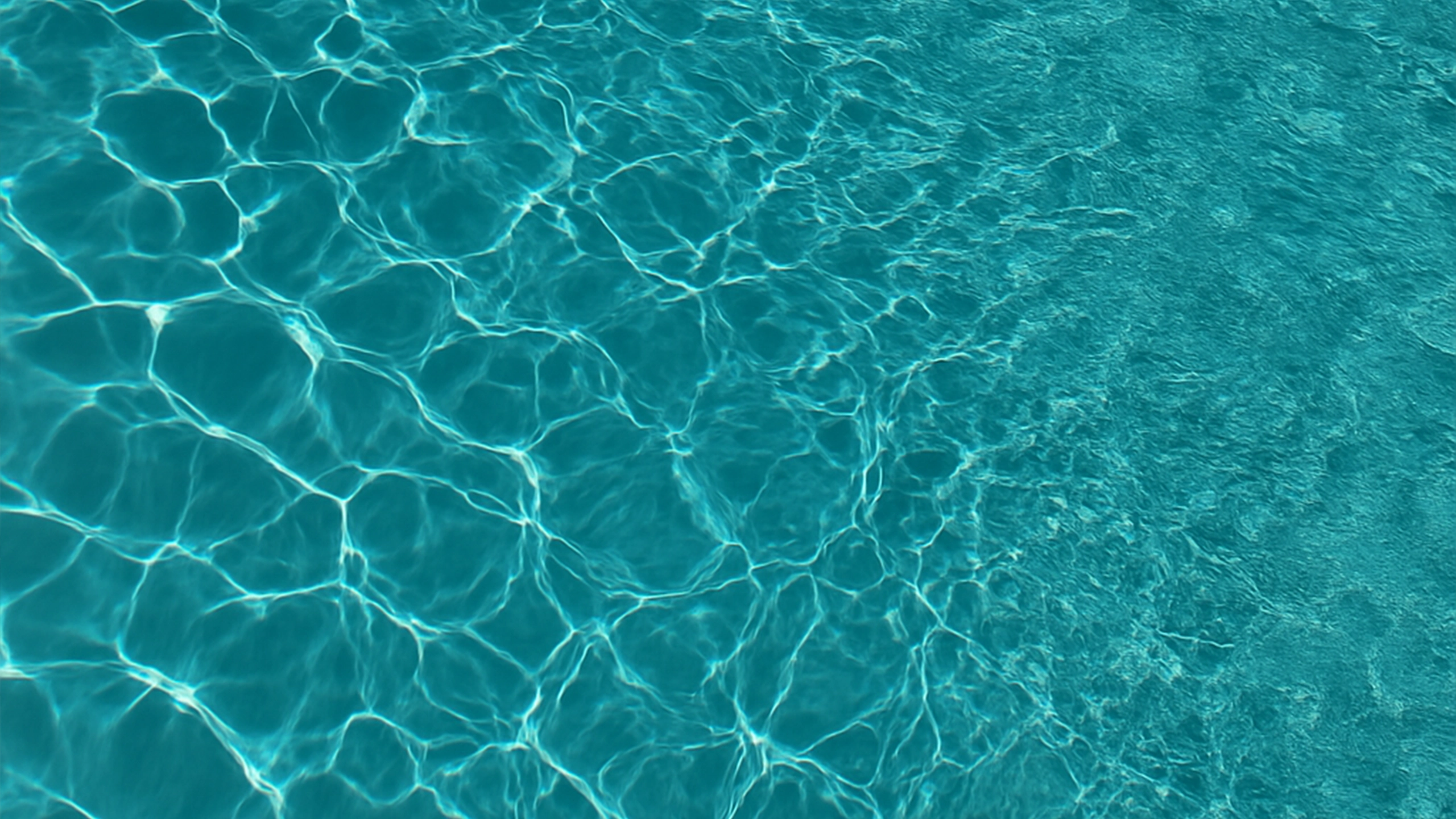 Kristallklares Poolwasser mit VOGUE Tropical Poolfolie von Aquafolia – lebendige Wasserstruktur mit tropischer Farbwirkung