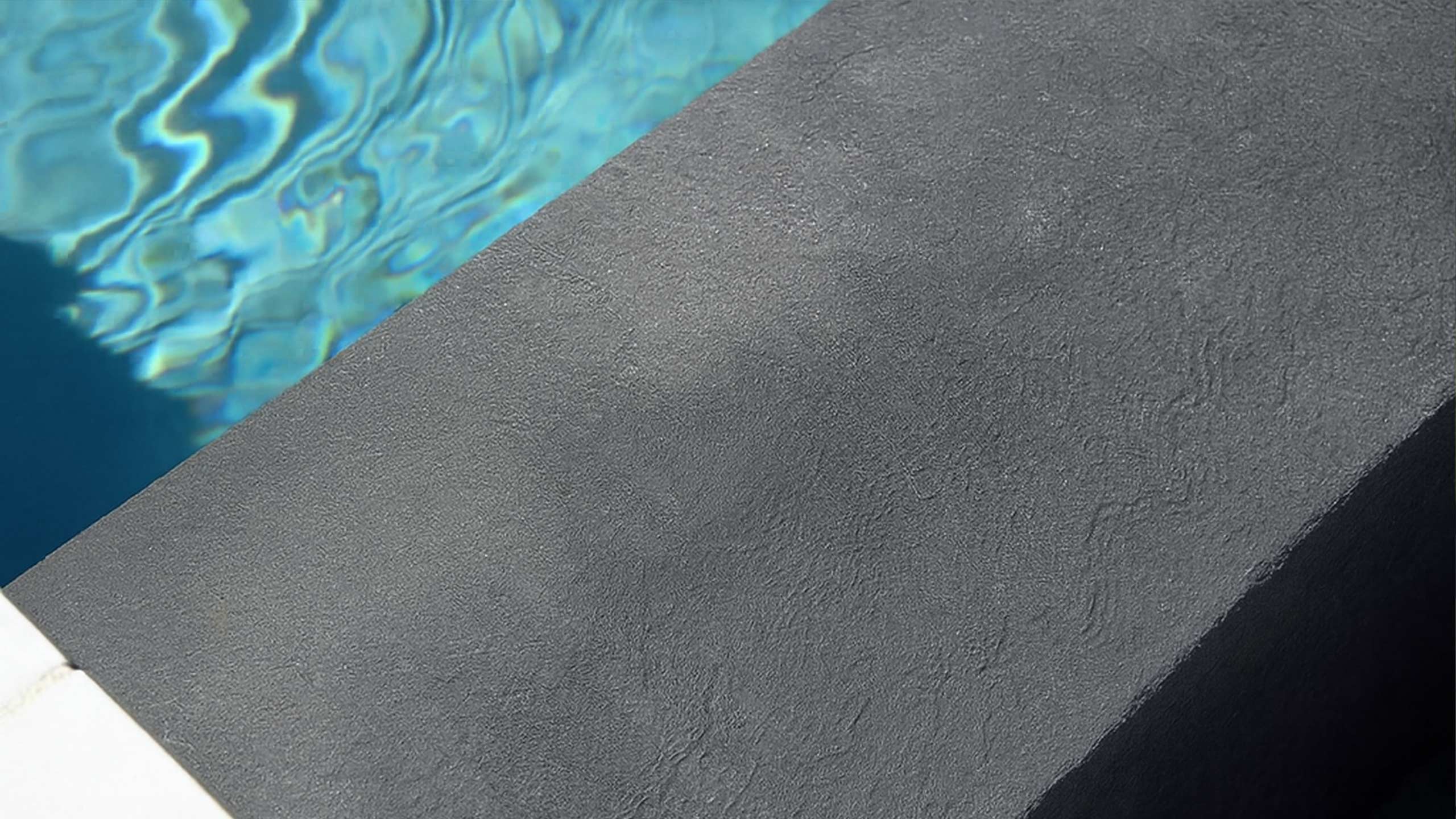 Urban Poolfolie mit moderner, fein strukturierter Oberfläche in Grautönen – reduziertes Design für zeitgemäße Poolarchitektur